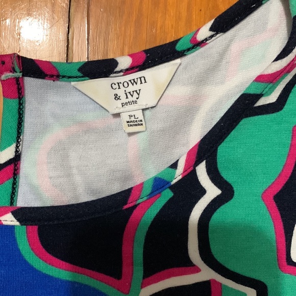 Crown and Ivy Bold Print T-shirt Dress with Scalloped Hem - Picture 2 of 6